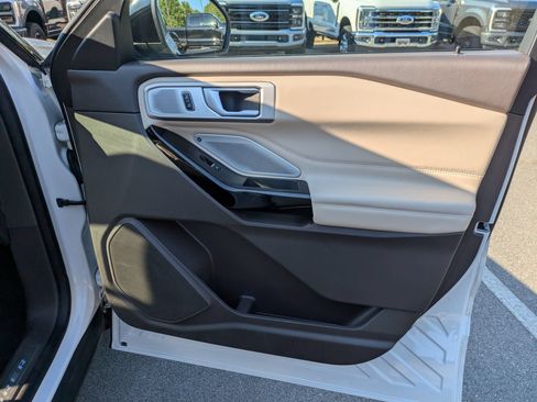 Certified 2023 Ford Explorer Platinum w/ Technology Package AWD/4WD image 42