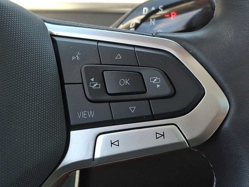 Used 2025 Volkswagen Tiguan SE w/ Panoramic Sunroof Package AWD/4WD image 20