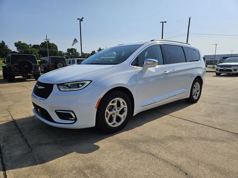 Used 2022 Chrysler Pacifica Limited FWD image 2