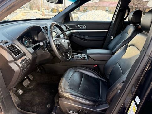 Used 2017 Ford Explorer XLT w/ Equipment Group 202A image 10