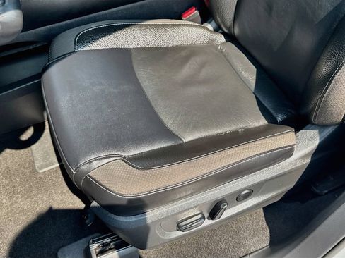 Used 2022 Nissan Pathfinder SL AWD/4WD image 18