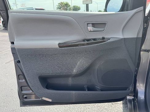 Used 2017 Toyota Sienna FWD image 8