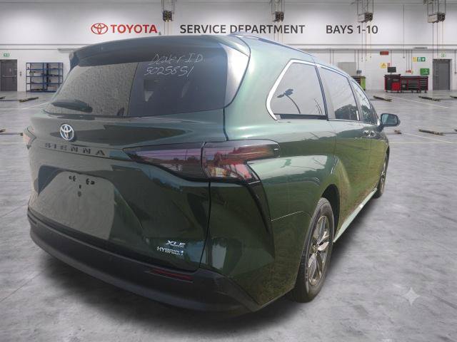 Used 2025 Toyota Sienna XLE FWD image 8
