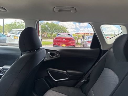 Used 2025 Kia Soul LX w/ LX Technology Package FWD image 20