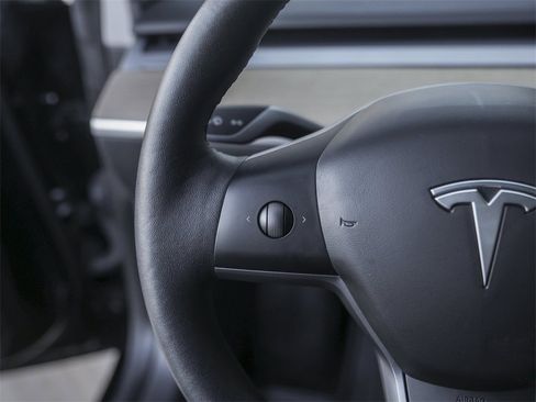 Used 2023 Tesla Model 3 Standard Range image 18