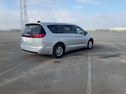 New 2026 Chrysler Pacifica Select image 12