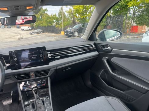 Used 2025 Volkswagen Jetta SE image 34