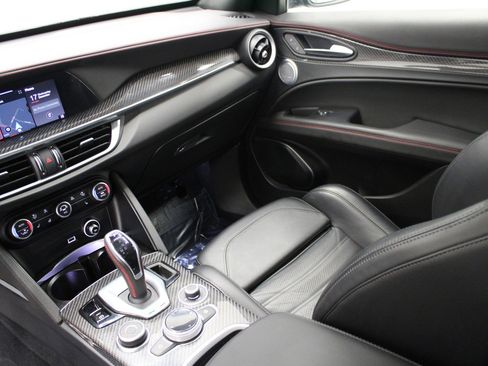 Used 2023 Alfa Romeo Stelvio Estrema image 24