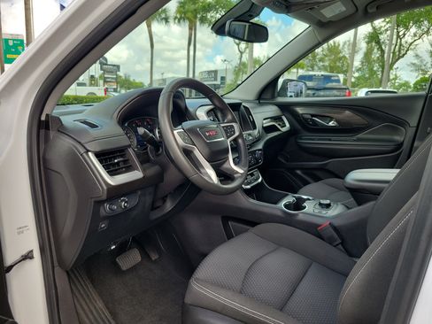 Used 2024 GMC Terrain SLE w/ Driver Convenience Package FWD image 9