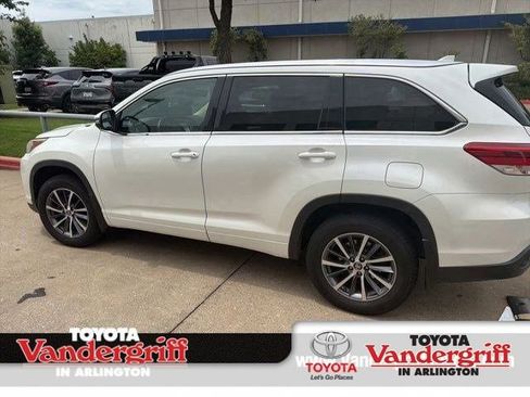 Used 2018 Toyota Highlander XLE AWD/4WD image 1