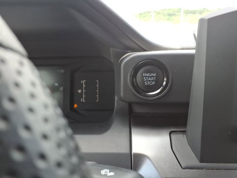 Used 2025 Toyota Tacoma SR5 AWD/4WD image 32