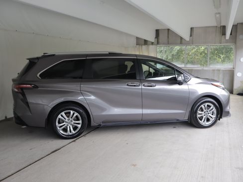 Used 2024 Toyota Sienna Platinum AWD/4WD image 7