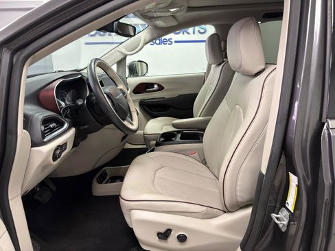 Used 2020 Chrysler Pacifica Limited w/ Tire & Wheel Group FWD image 9
