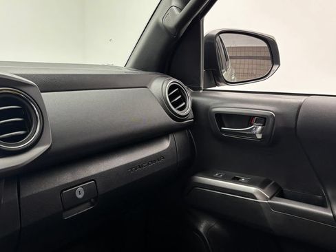 Used 2022 Toyota Tacoma TRD Sport AWD/4WD image 28