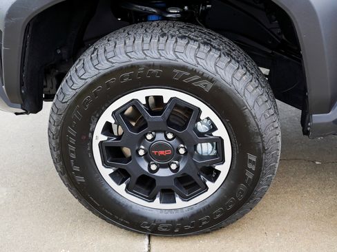 Certified 2025 Toyota Tacoma TRD Off-Road AWD/4WD image 12