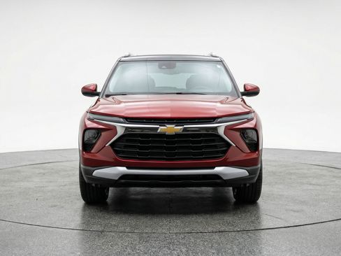 Used 2025 Chevrolet TrailBlazer LT image 2