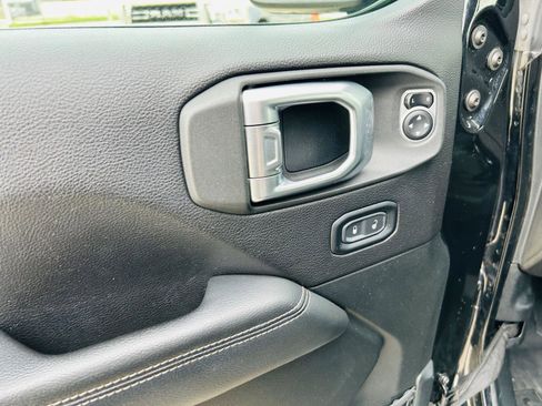 Used 2019 Jeep Wrangler Unlimited Sahara AWD/4WD image 9