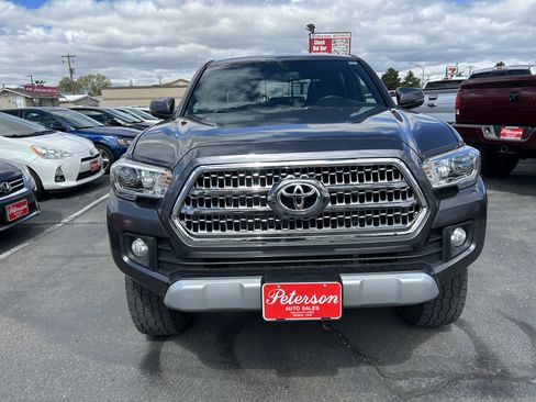 Used 2017 Toyota Tacoma TRD Off-Road w/ Tow Package (A/T) image 3