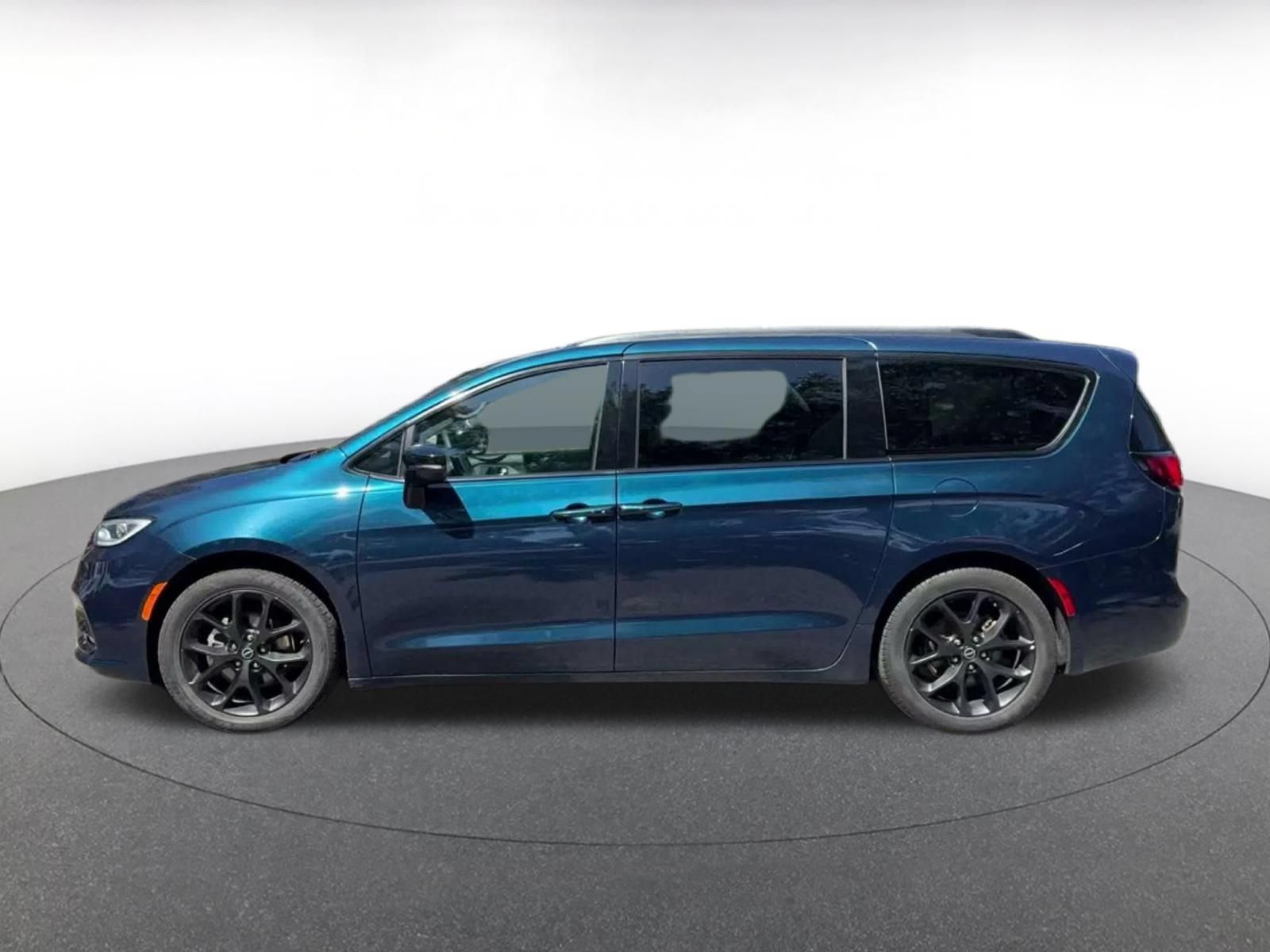 Used 2025 Chrysler Pacifica Limited FWD image 8