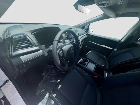 New 2026 Honda Odyssey Touring image 9
