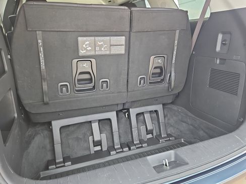 Used 2024 Kia Carnival EX image 19