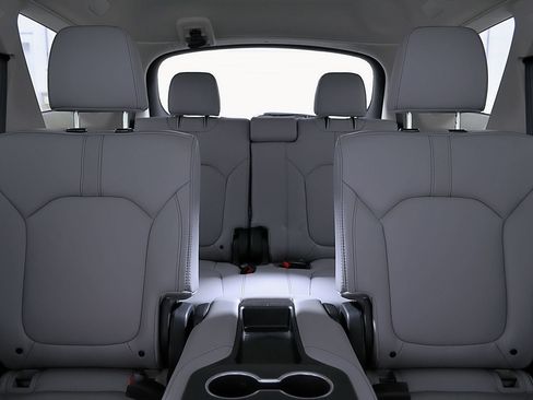 Used 2025 Honda Pilot Touring image 17