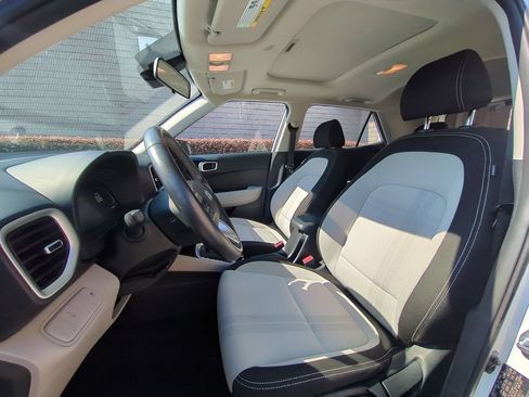 Used 2025 Hyundai Venue SEL FWD image 24
