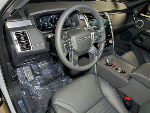 New 2025 Land Rover Discovery Dynamic SE image 3