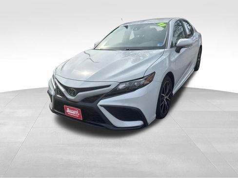 Used 2023 Toyota Camry SE image 2