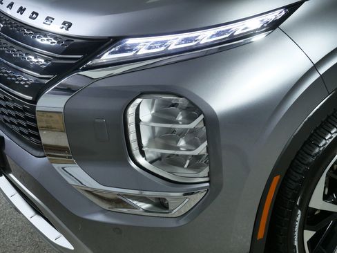 Used 2022 Mitsubishi Outlander SE image 16