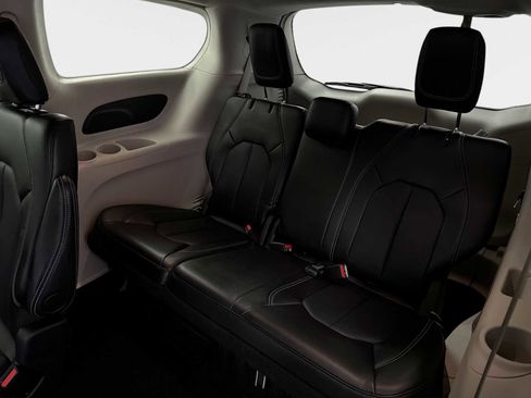 Used 2024 Chrysler Pacifica Touring-L image 30