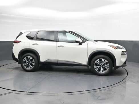 Used 2022 Nissan Rogue SV image 3
