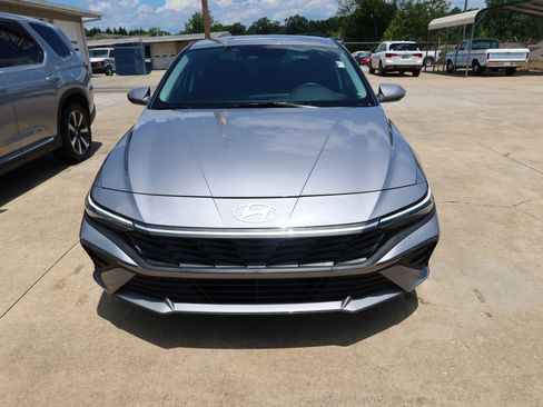 Used 2025 Hyundai Elantra SE FWD image 2