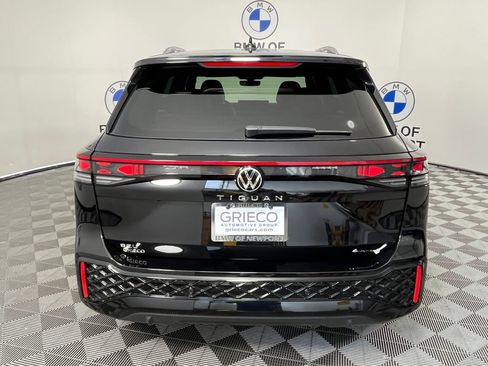 Used 2025 Volkswagen Tiguan SEL R-Line image 11