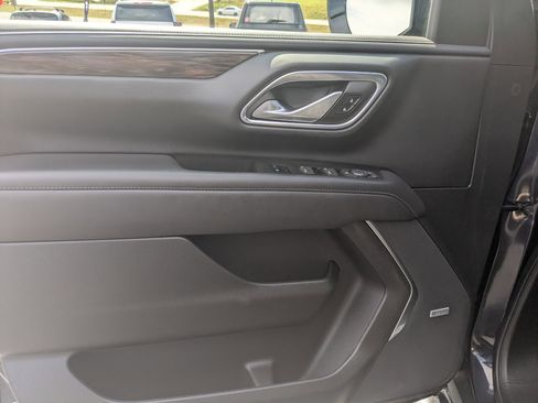 Used 2022 Chevrolet Suburban Z71 image 11