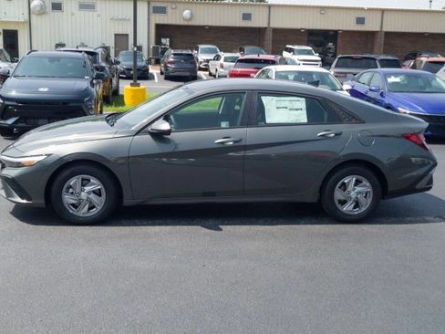 New 2026 Hyundai Elantra SE FWD image 8