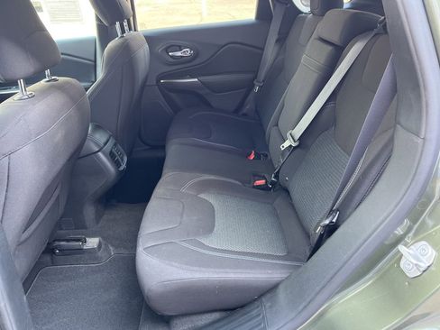 Used 2019 Jeep Cherokee Latitude w/ Popular Appearance Group image 18