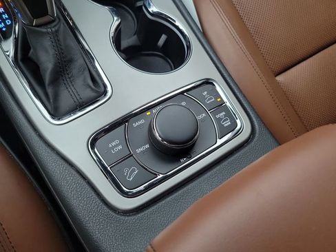 Used 2020 Jeep Grand Cherokee Overland AWD/4WD image 27