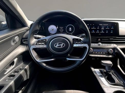 Used 2025 Hyundai Elantra SEL FWD image 8
