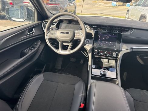 New 2025 Jeep Grand Cherokee Altitude image 11