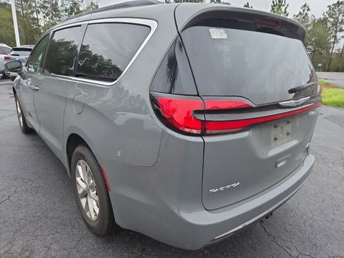 Used 2022 Chrysler Pacifica Touring-L image 5