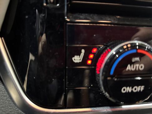 Used 2023 Nissan Rogue SL w/ SL Premium Package image 31