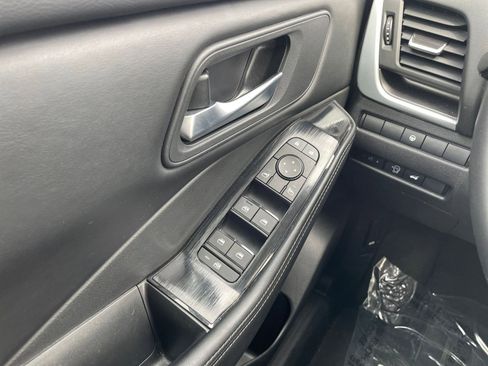 Used 2025 Nissan Rogue SV image 18