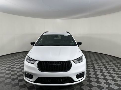 New 2026 Chrysler Pacifica Select image 2