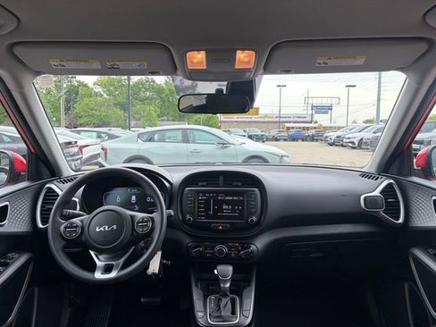 Used 2025 Kia Soul LX w/ LX Technology Package FWD image 23