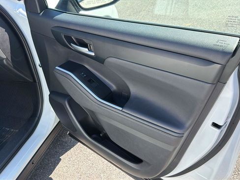 Used 2023 Toyota Highlander XLE FWD image 15