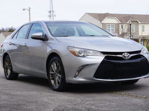 Used 2016 Toyota Camry SE image 3