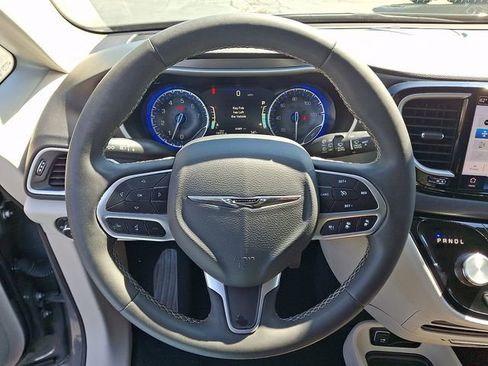 Used 2023 Chrysler Pacifica Touring-L FWD image 18