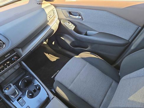 Used 2023 Nissan Rogue SV image 14
