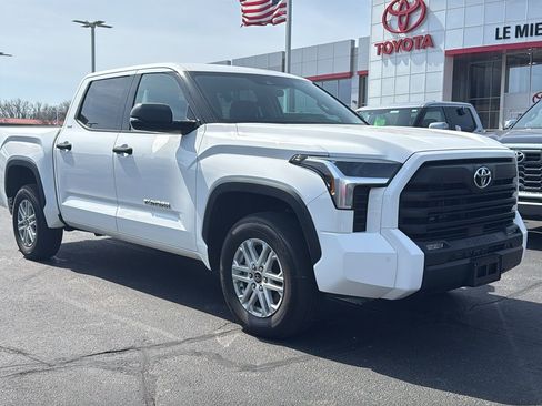 Used 2022 Toyota Tundra SR5 w/ SR5 Convenience Package AWD/4WD image 1